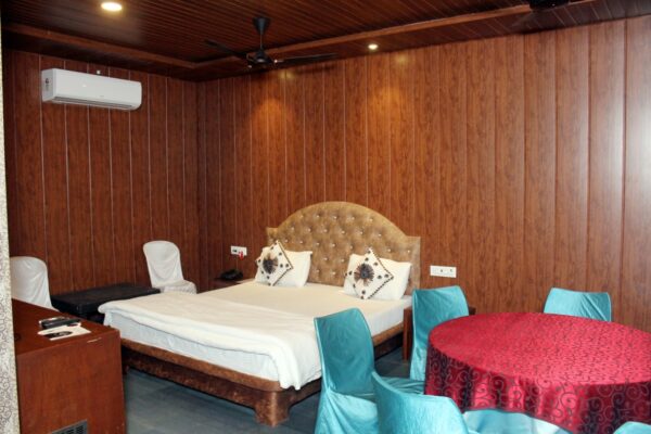 CORNER COTTAGE ROOM - Image 8