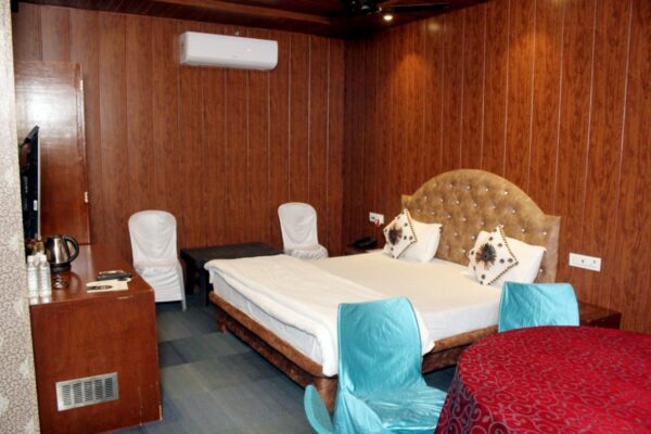CORNER COTTAGE ROOM - Image 7
