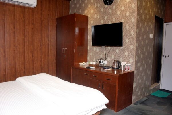 CORNER COTTAGE ROOM - Image 5