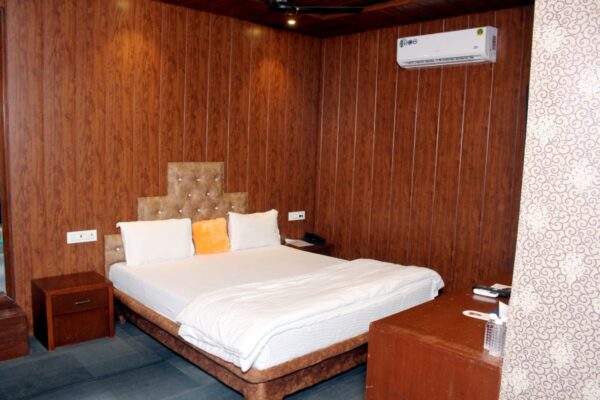 CORNER COTTAGE ROOM - Image 3