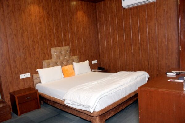CORNER COTTAGE ROOM - Image 4